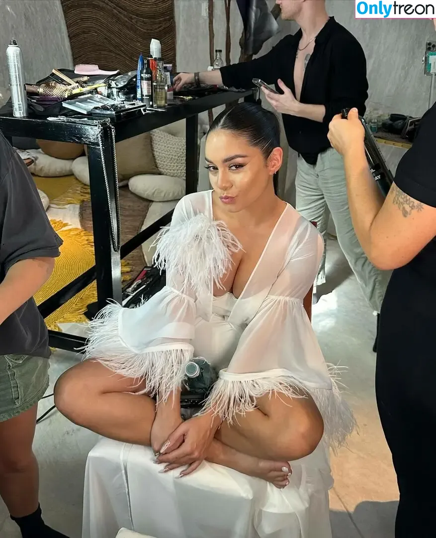 Vanessa Hudgens nude photo #0234 (VanessaHudgens)