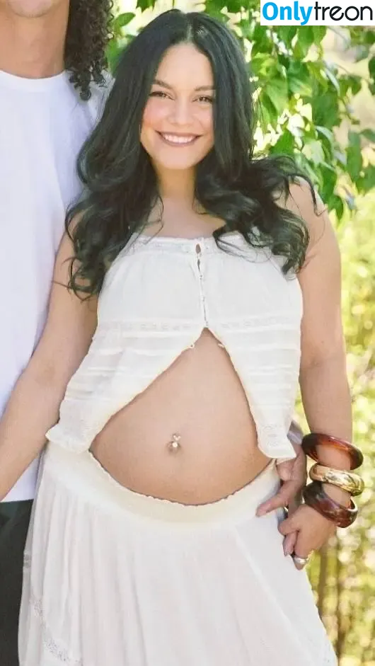 Vanessa Hudgens nude photo #1011 (VanessaHudgens)