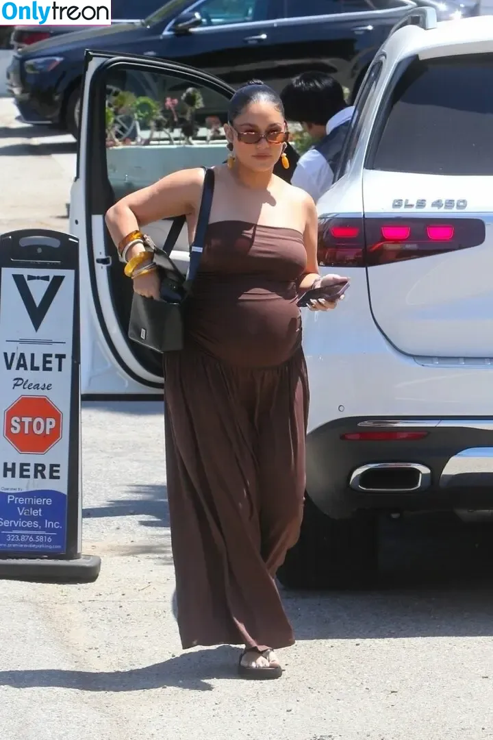 Vanessa Hudgens nude photo #1046 (VanessaHudgens)