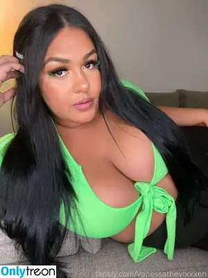 Vanessathevixxxen / Chubby Vee / aintnowifeyxoxo / servequeenv / xx_vanessa_vixen_xx nude photo #0019