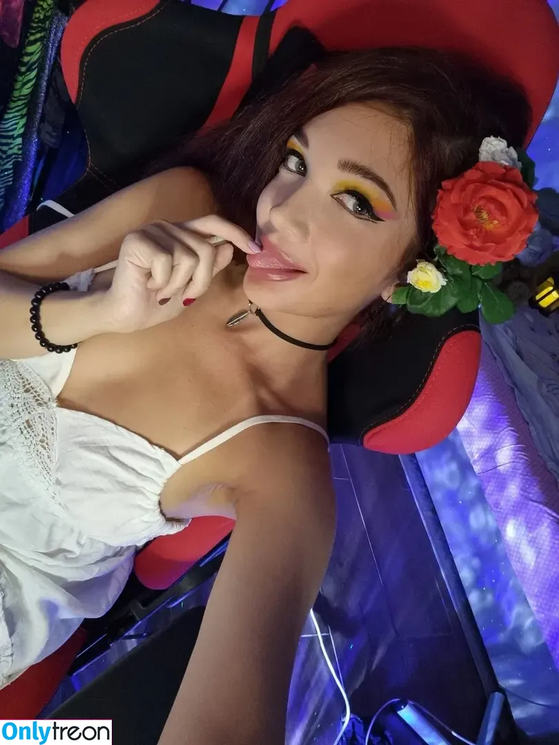 vellialai nude photo #0003 (dorothyhubert / ellielai)