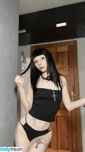 Vikadano nude photo #0001