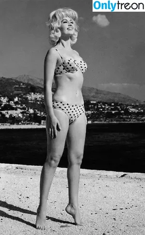 Vintage Sexy Celebs / vintagemoviestars nude photo #0002