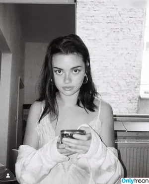 Viv.may nude photo #0008