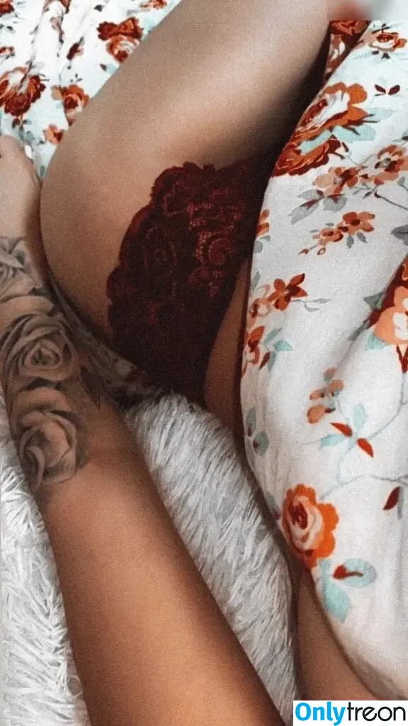 Viviczkaaa nude photo #0080 (viviczka_)