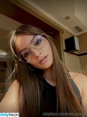 wetty_sonya / itzsonyaaa / jerampuaka / roxi_ross nude photo #0202