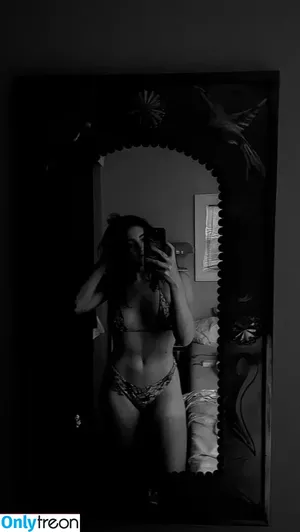 Willow Shields / willowshields nude photo #0024