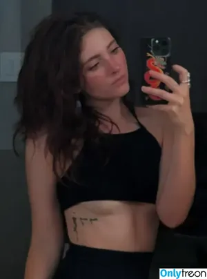 Willow Shields / willowshields nude photo #0030