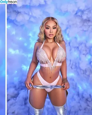 Winny Munhoz / iambadder nude photo #0016