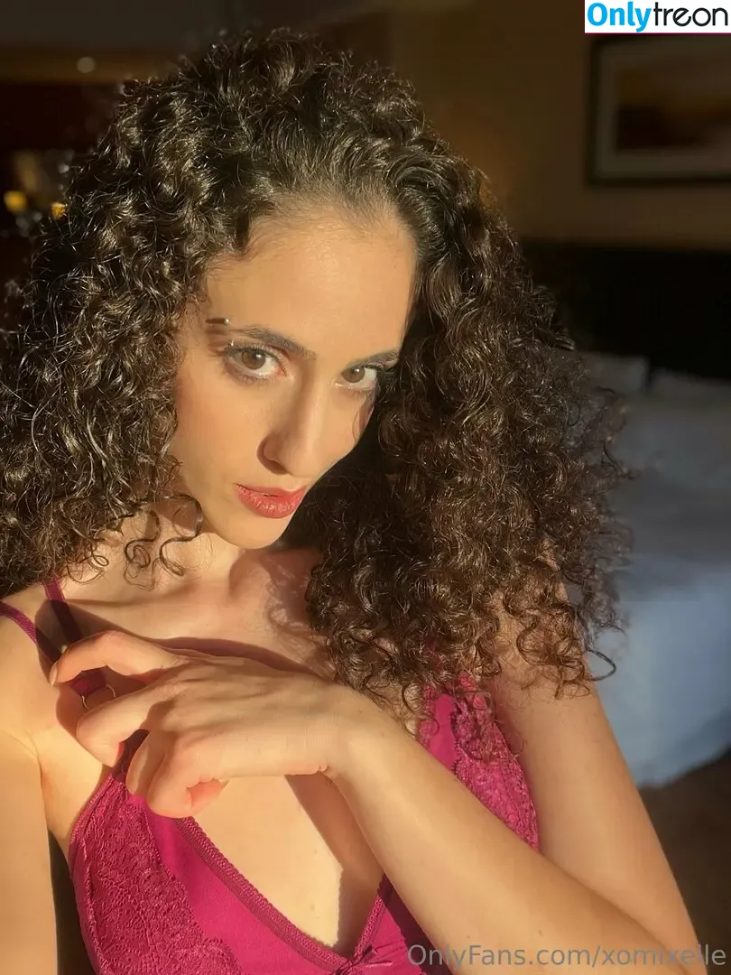 xomixelle nude photo #0006 (xomixhelle)
