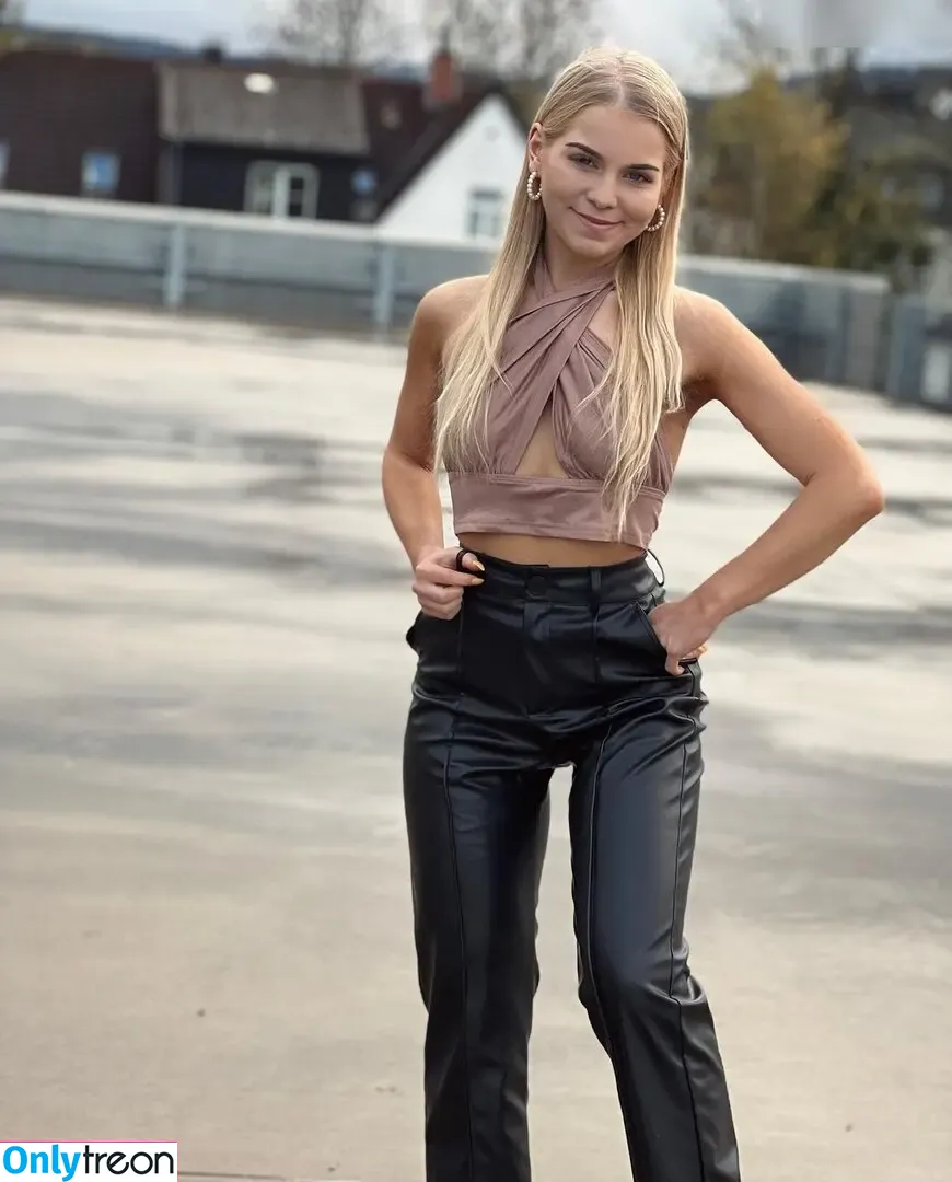 Xsina.sch nude photo #0039 (Xsina.sch)