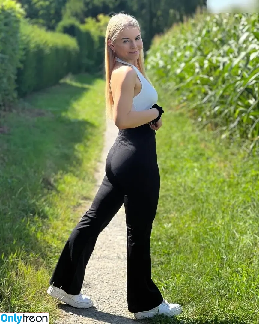 Xsina.sch nude photo #0046 (Xsina.sch)