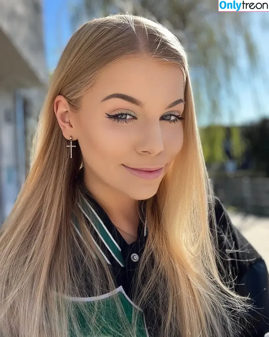 Xsina.sch nude photo #0050 (Xsina.sch)