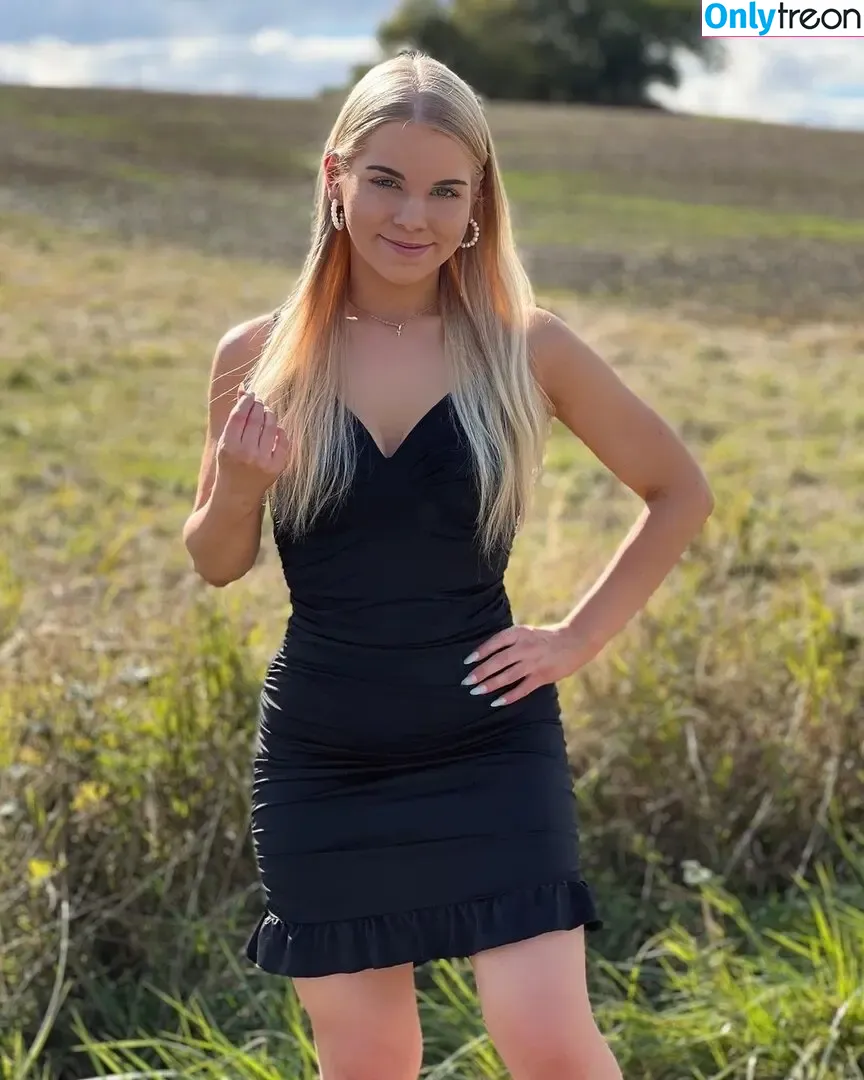 Xsina.sch nude photo #0052 (Xsina.sch)
