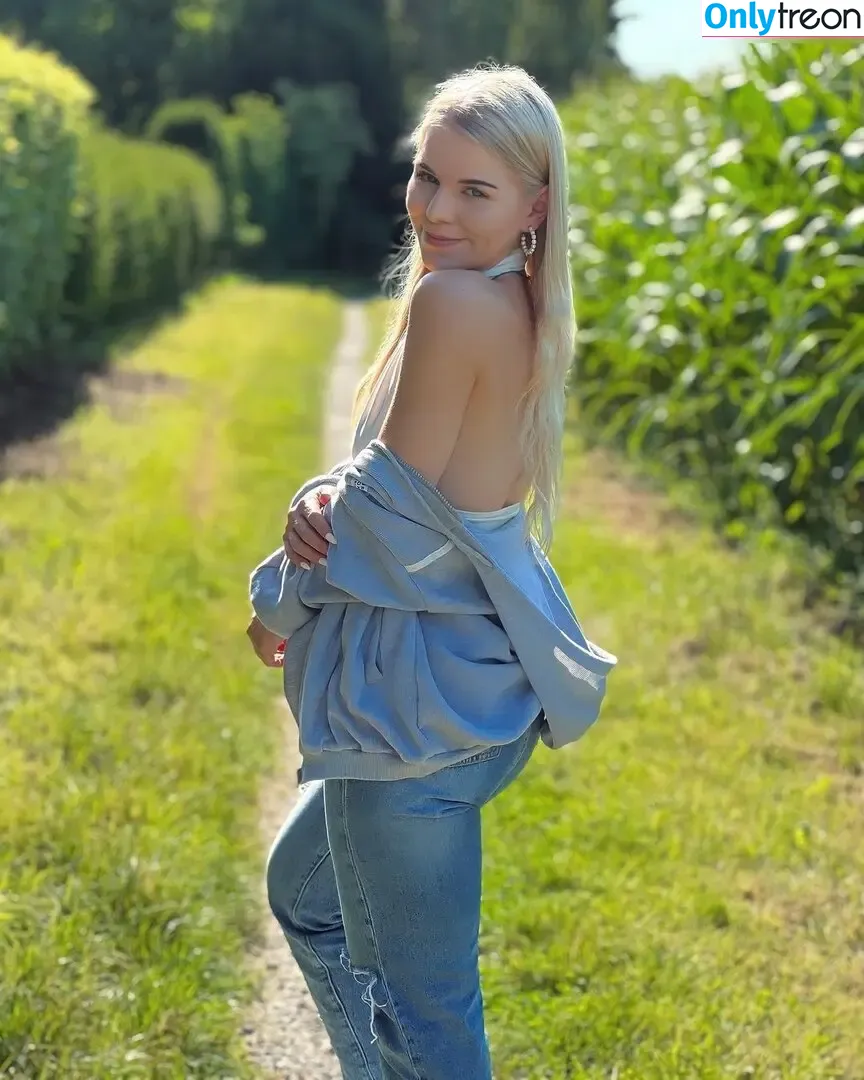 Xsina.sch nude photo #0056 (Xsina.sch)