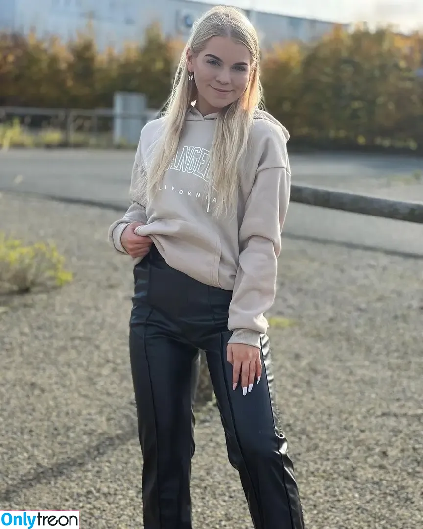 Xsina.sch nude photo #0074 (Xsina.sch)