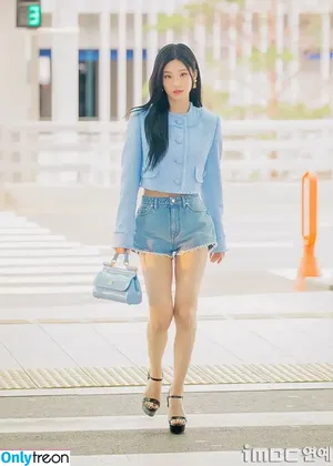 Yeji / Hwang Ye-ji / ITZY (예지 / yezyizhere nude photo #0047