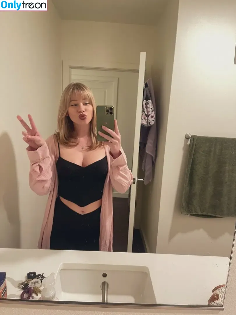 Yummy Emmy nude photo #0004 (slingingcheeks)