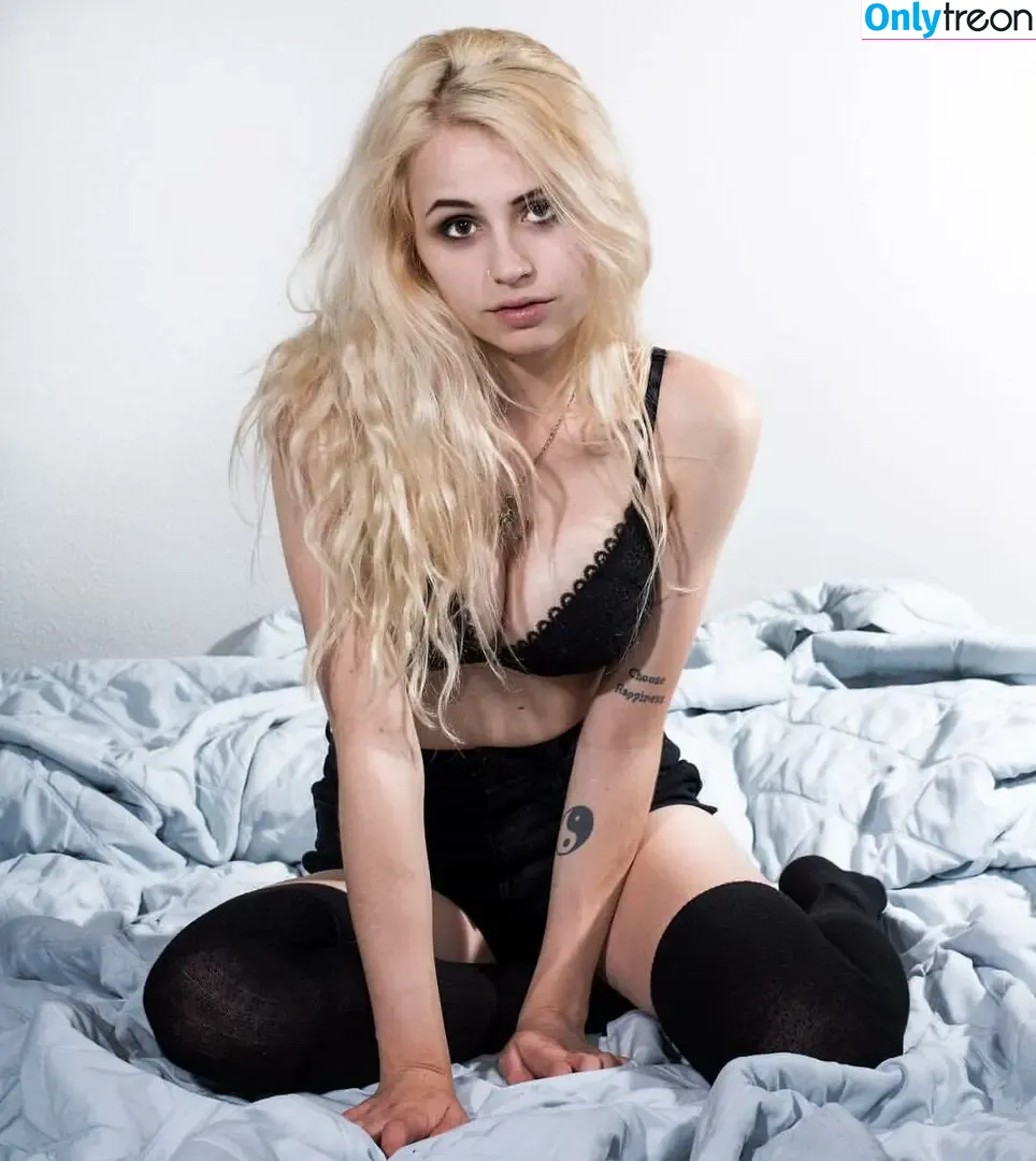 YungMallory nude photo #0025 (join / thahero / yung_mallory)