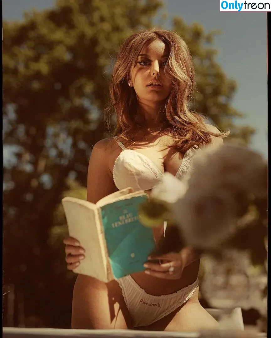 Zahia Dehar nude photo #0190 (zahiaofficiel)