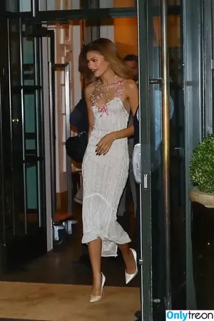 Zendaya nude photo #2309