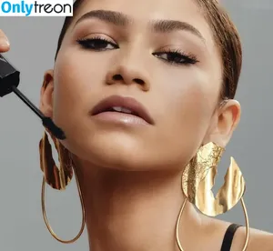 Zendaya nude photo #2595