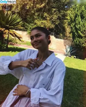 Zendaya nude photo #2656