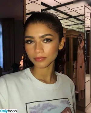Zendaya nude photo #2667