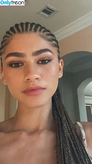 Zendaya nude photo #2668