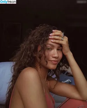 Zendaya nude photo #2676