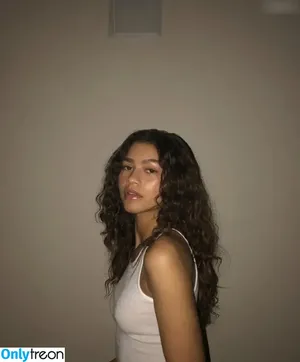 Zendaya nude photo #2685