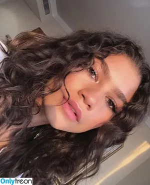 Zendaya nude photo #2686