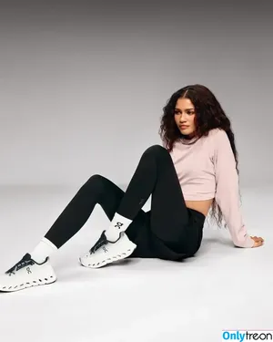 Zendaya nude photo #2695