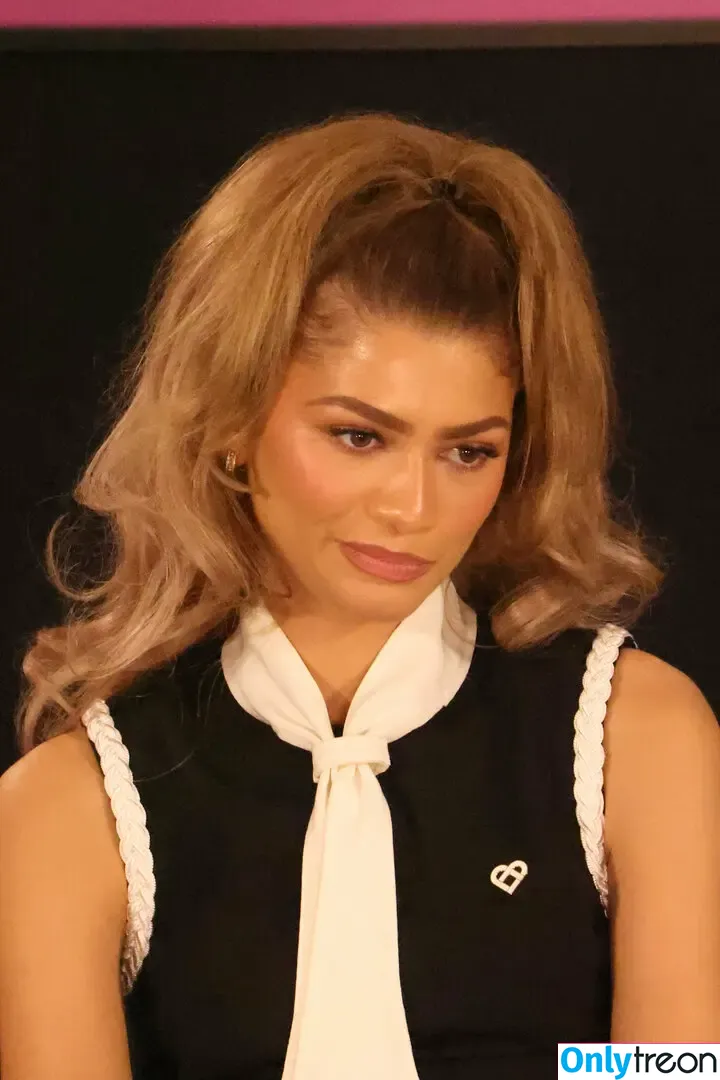 Zendaya nude photo #2049 (Zendaya)