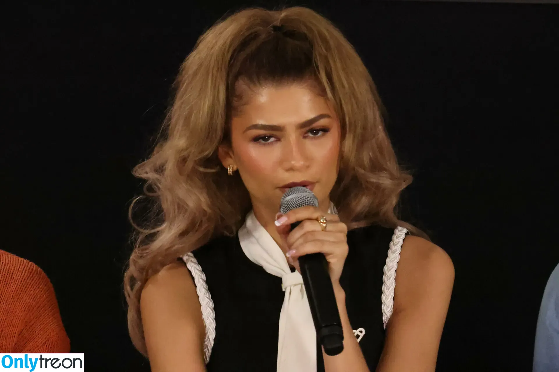 Zendaya nude photo #2050 (Zendaya)