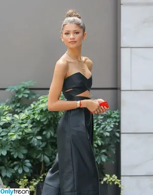 Zendaya nude photo #3037