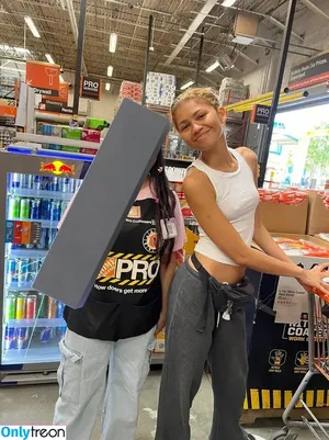 Zendaya nude photo #3074