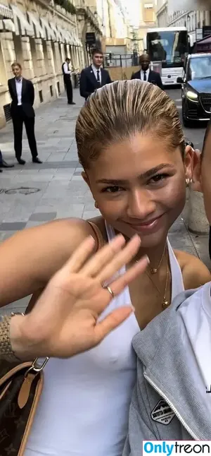 Zendaya nude photo #3137