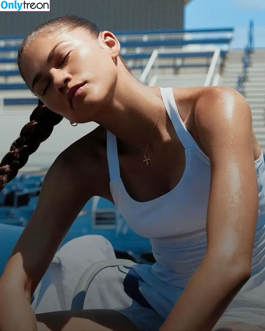 Zendaya nude photo #3000 (Zendaya)