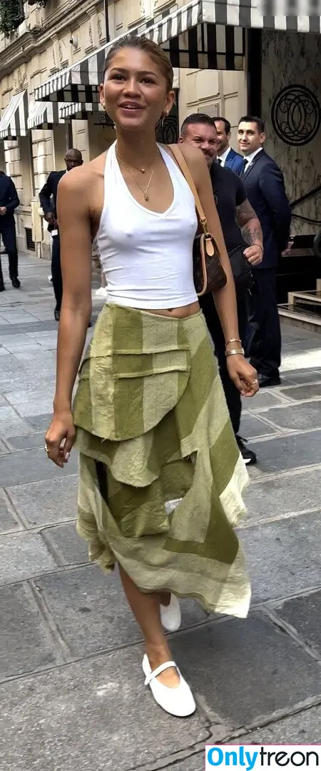 Zendaya nude photo #3147 (Zendaya)