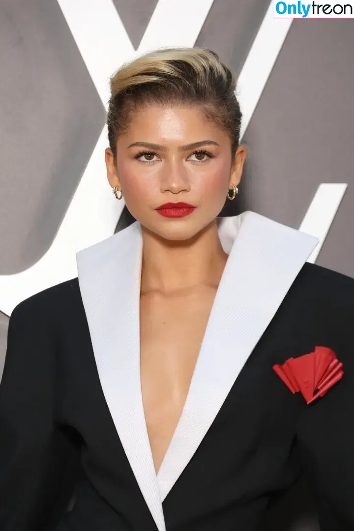 Zendaya nude photo #3318 (Zendaya)