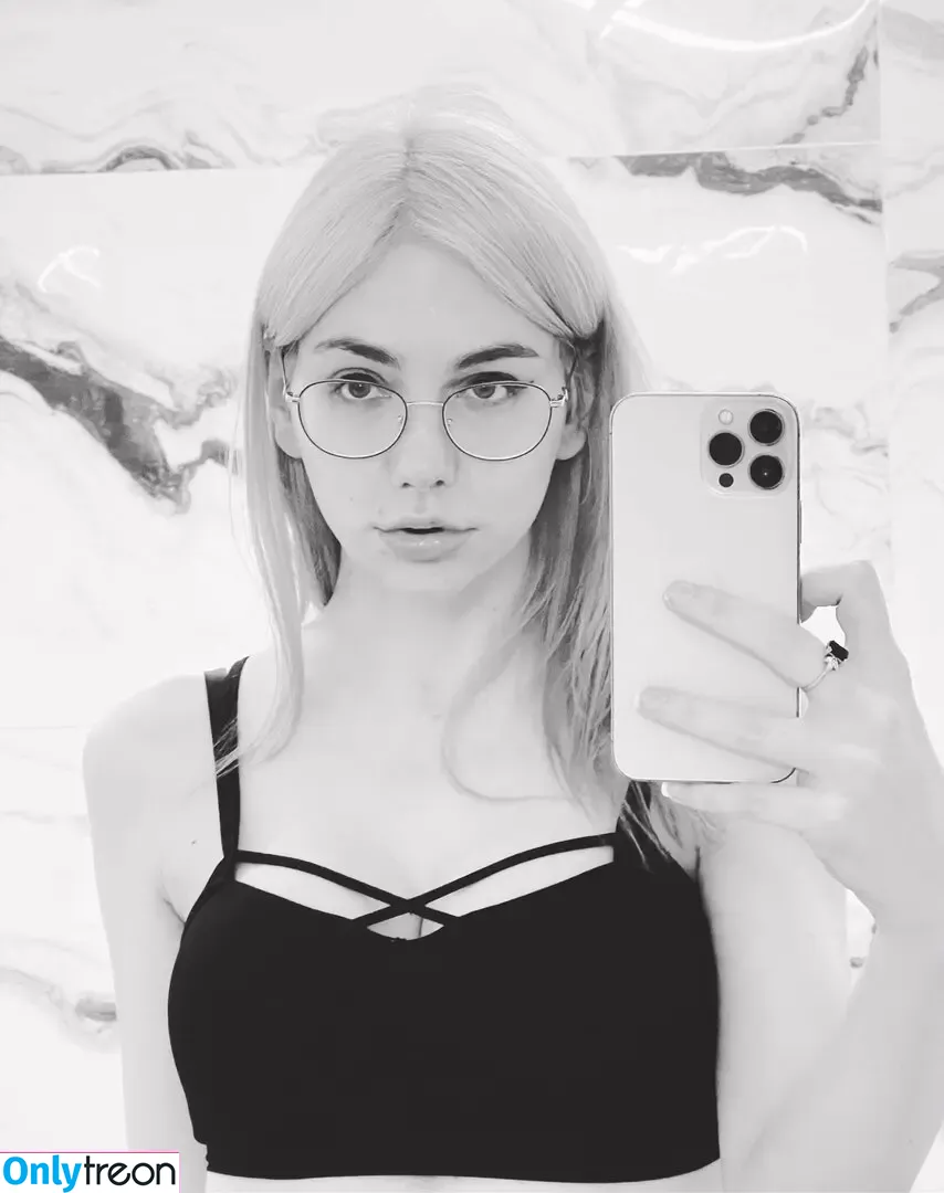 Zheanna Erose nude photo #0019 (digital.harmonic / edanarose / iamzheanna)