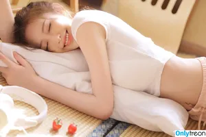 Zhou Tong Tong /  / tongtongtong.zhou / 周童桐 / 周童潼 nude photo #0011