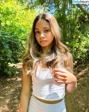 Zoe Manoek / heyitzoej nude photo #0045