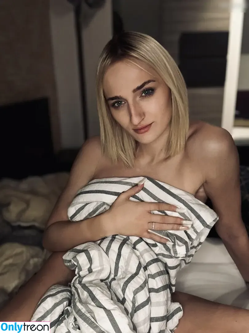 Zoerosedaily nude photo #0067 (zoeroseofficial)