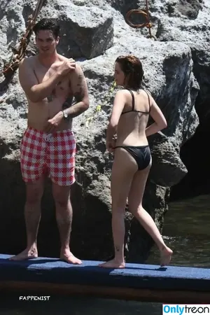 Zoey Deutch / zoeydeutch nude photo #0380