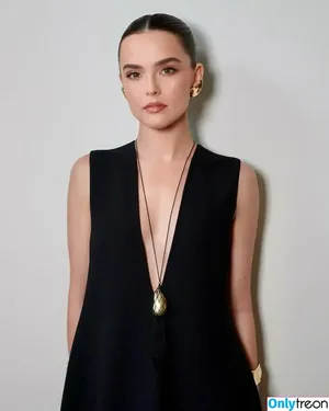 Zoey Deutch / zoeydeutch nude photo #0402