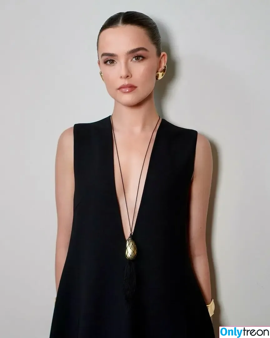 Zoey Deutch nude photo #0402 (zoeydeutch)