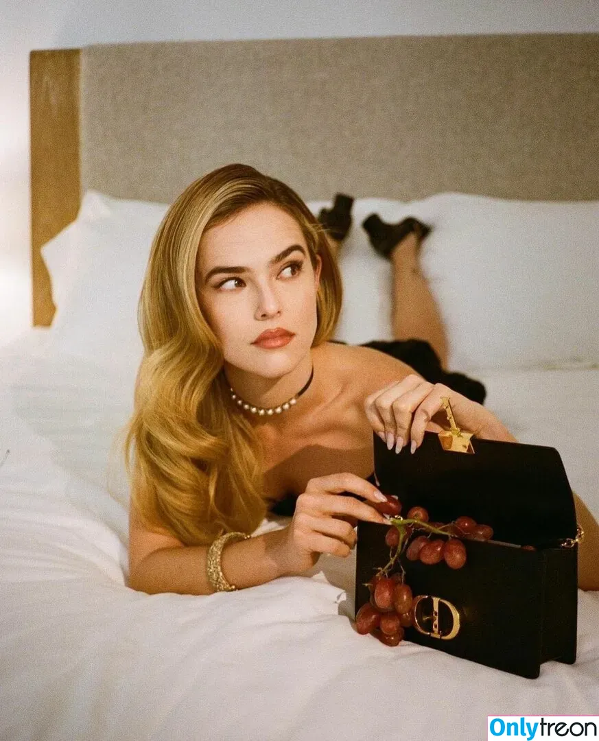 Zoey Deutch nude photo #0101 (zoeydeutch)