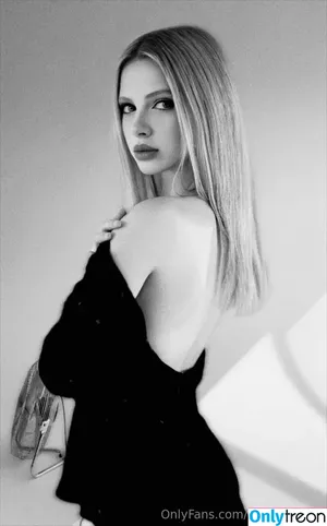 18y.o_anna / annaomusic nude photo #0008